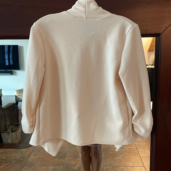 Gorgeous, crêpe style cropped Balzer - Picture 5 of 10